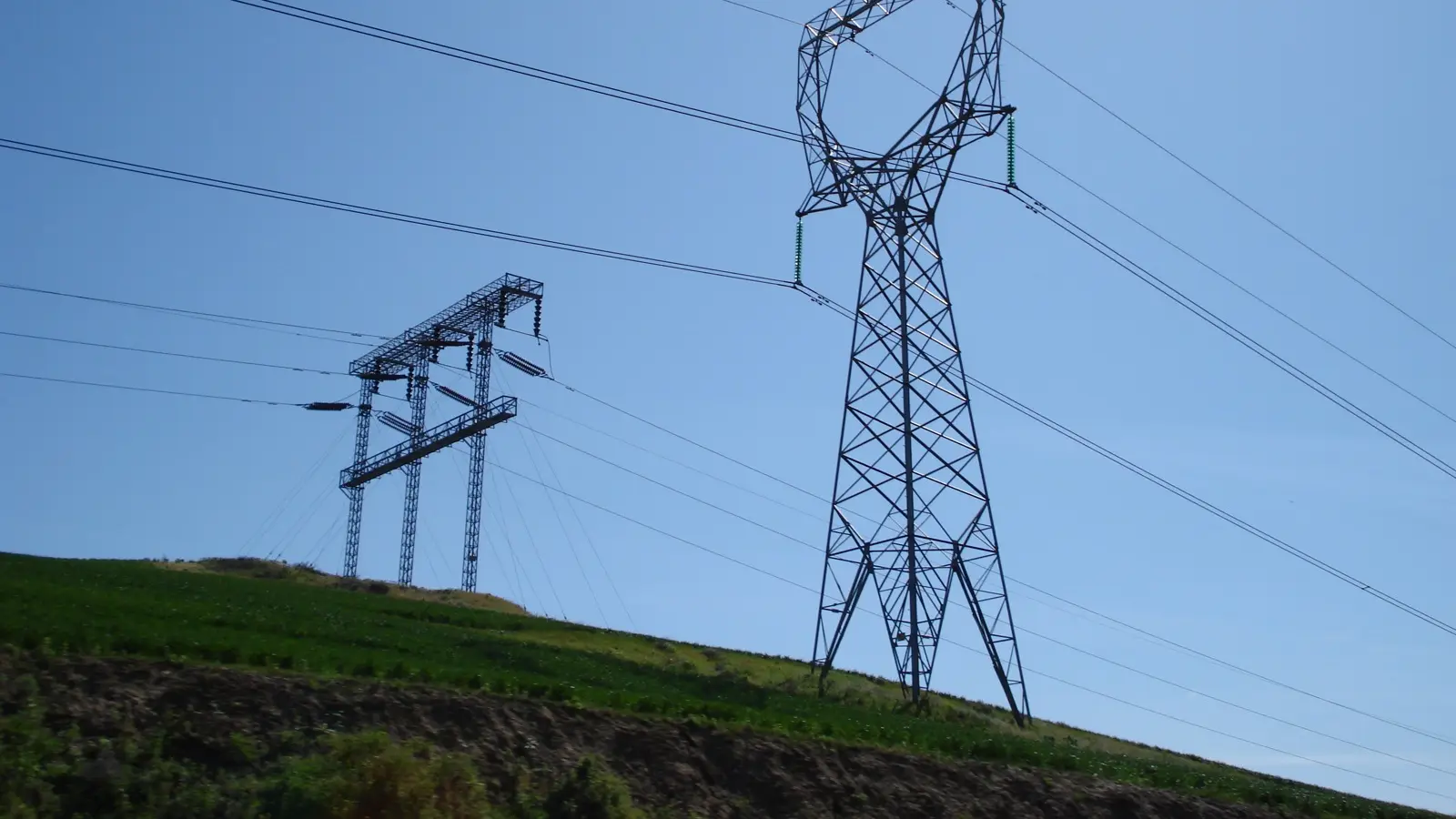 High-voltage transmission towers and lines in Oregon